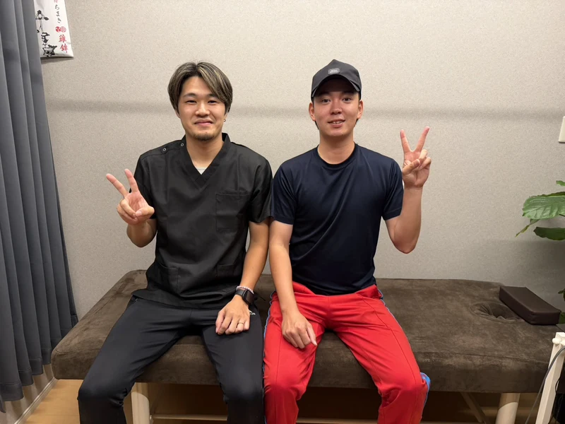 神経整体の施術を受けられた20代男性とスタッフ