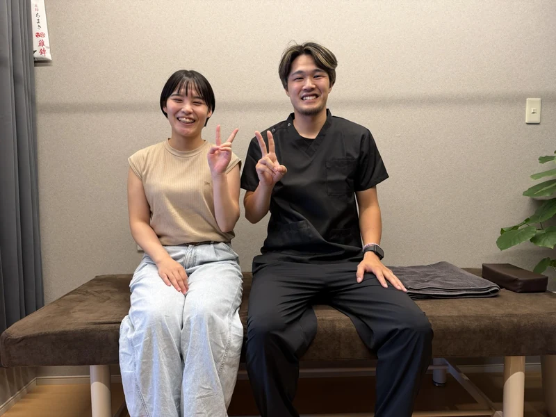 腸もみの施術を受けられた20代女性とスタッフ