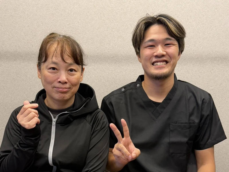 神経整体と腸もみの施術を受けられた50代女性とスタッフ